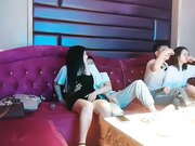 歌厅探花夜场叫两个妹子抬起双腿猛操