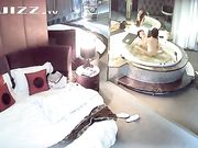 情趣酒店水滴摄像头偷拍健壮男和美女洗完鸳鸯浴激情啪啪对白清晰