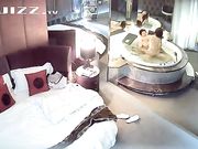 情趣酒店水滴摄像头偷拍健壮男和美女洗完鸳鸯浴激情啪啪对白清晰