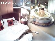 情趣酒店水滴摄像头偷拍健壮男和美女洗完鸳鸯浴激情啪啪对白清晰