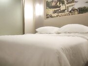 肉感十足超大胸外围美女  镜头前特写口交  扶着床拉手站立后入