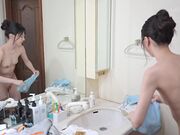 年来第一次给兄弟姐妹洗澡 一对无法控制勃起的处女兄妹每天都在做爱1