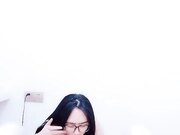 眼镜御姐会蹲在地上猛吸屌翘起屁股后入骑乘扭腰