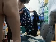 超市的风骚老板娘在顾客挑选货物的时候跟小哥在后面加班啪啪给狼友看