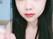 大过年了 也不忘记赚外快 卧室中和娇小老婆口交打飞机 玩穴啪啪后入女上位摇起来