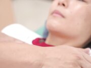 萝莉控手法治疗师在结束社团活动回家的路上为少女进行全身指压按摩1