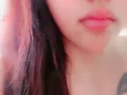 撸起小哥鸡巴深喉口交 激情上位爆草抽插 看着骚穴都干肿了