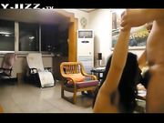 很霸气的爷们在客厅抱着露脸媳妇的头把嘴当逼洞猛插