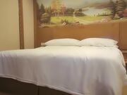 小伙开房重金约炮漂亮的外围小姐姐牛仔裤高跟鞋干起来太爽了