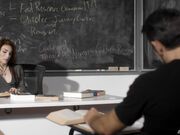 刺激剧情火辣漂亮老师居然是人妖请教结果忍不住拥抱接吻吃JJ课桌上激情开炮