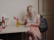 银发蓝眼睛美女和男友做爱前喝酒调情上劲了摸逼自嗨拿出鸡巴深喉做爱