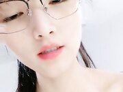 眼镜妹子过了年还是一样的套路 侧入无套啪啪打桩式玩法女上位