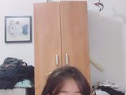 美乳嫩妹和小男友操逼 脱掉内裤抱起来掰穴 骑在身上大屌猛坐1