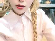 极品尤物金发美女 不知火舞装扮 带炮友户外吃饭 卫生间脱衣诱惑 叫上炮友厕所操逼