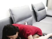 专业红衣妹子视角 退下黑丝和内裤 掰穴露出黑鲍鱼 沙发床上操逼1