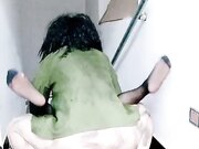 剧情演绎要命的嫂子楼道里勾引要饭的傻子 揉奶玩逼口交大鸡巴