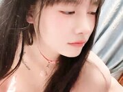 小哥已经迫不及待又舔逼还吃奶亲小嘴 按着头疯狂草嘴 让女友拿着鸡巴往里塞