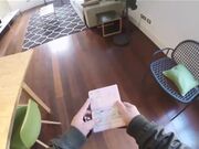 警察抓住没有身份证的性感黑发游客并搜身