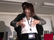 用嘴服务完他后 她将他的鸡巴放入沾满她爱液的阴道中3