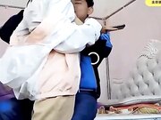 父女乱伦-女儿刚放学回家衣服还没来的及脱就被父亲吃奶摸B 爆操