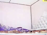 父女乱伦-女儿刚放学回家衣服还没来的及脱就被父亲吃奶摸B 爆操