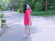 户外露出疯狂喷水 人来人往的公园超刺激