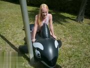 娇小的金发少女奥布里 玛丽用杰马克的大鸡巴和火辣的精液对待她的粉红阴户