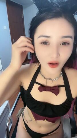 新人下海漂亮小姐姐 粉红头发纤细美腿 炮友按着脑袋深喉 跪在椅子后入