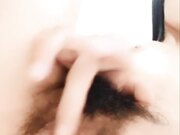 留着空气刘海的年轻嫩妹子自慰秀 床上揉奶诱惑 揉道自慰 嘴里说着骚话 挑逗狼友