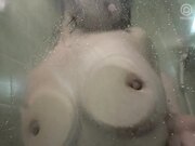 苗条漂亮的妻子与大鸡巴疯狂 她的第一次中出