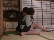 容易被误解的女孩 她就像小动物一样紧张