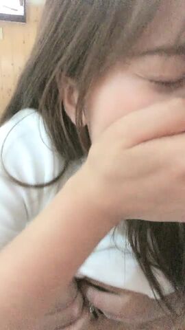 网吧勾引玩联盟小哥哥脱下内裤送给他闻起来有点上头哈哈 从网吧厕所干到酒店