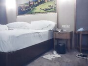 越来小少妇骑身上舌吻 洗完澡开操互摸调情 抬起双腿抽插猛操 爽了呻吟娇喘连连