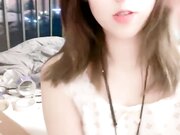 甜美活泼美少女 撩起衣服揉捏奶子 粉穴特写手指扣入 水声哗哗娇喘好听