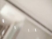 清纯靓丽的紧身牛仔裤美女酒店小沙发上被强行扯掉裤子抽插,抱起来操的嗷嗷叫