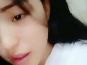 在浴室打泡泡洗澡直播 闺蜜在一边摸咪咪玩耍 出来在床上掰开逼逼自慰