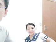 让粉丝玩操水兵制服装女主沙发震激情啪啪 老王亲上阵示范怎么干女主才舒服