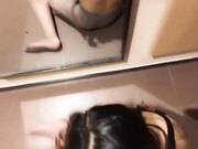 对着镜子拿着摄像机和丝袜美女地上搞到床上