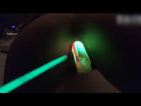 自慰血流成河 大把熒光棒插入