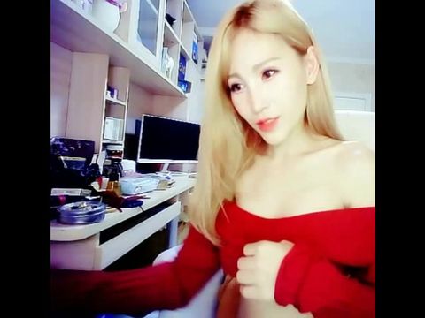 超大号的震动棒玩弄自己的阴蒂