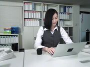 上班被骚扰的漂亮女职员