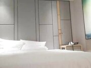 激情夜4P 两根屌轮流舔 69姿势舔逼 大屌操的受不了 带上脚铐SM