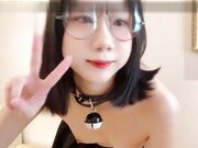 可爱纯欲眼镜学生妹，被男友当作小母狗无套暴力顶宫打桩操到哭