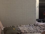 样子挺稚嫩的眼镜大学生小哥上完网课约女友回家在父母的大床上啪啪