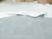 32岁良家人妻 坚挺美乳白又圆 手法专业淫液横流 小伙最懂她的敏感地带