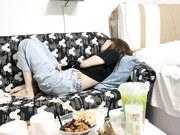 23岁美甲店小姐姐，操出血了，逼逼近看粉嫩，一塌糊涂，水超多