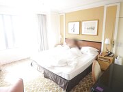 操她穴里水多得像开了闸 爽得她抖得像抽筋还求深