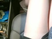 副驾驶的长腿小姐姐丝袜短裙真诱惑 开着车就摸逼把车停好去后排开始车震