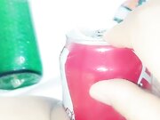 虐逼第一人 把手和脚都能塞进逼里 可乐啤酒易拉罐也塞进逼里自慰