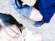 俩年轻嫩妹户外打野炮 争着吃鸡巴舔蛋 输了被罚做俯卧撑